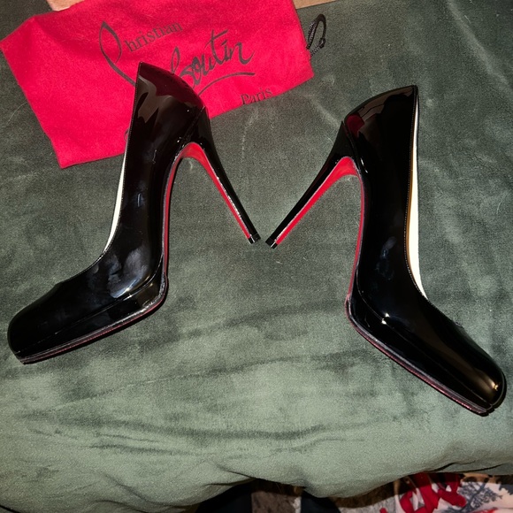 Never Worn! Louboutin Simple Pumps - Picture 7 of 12